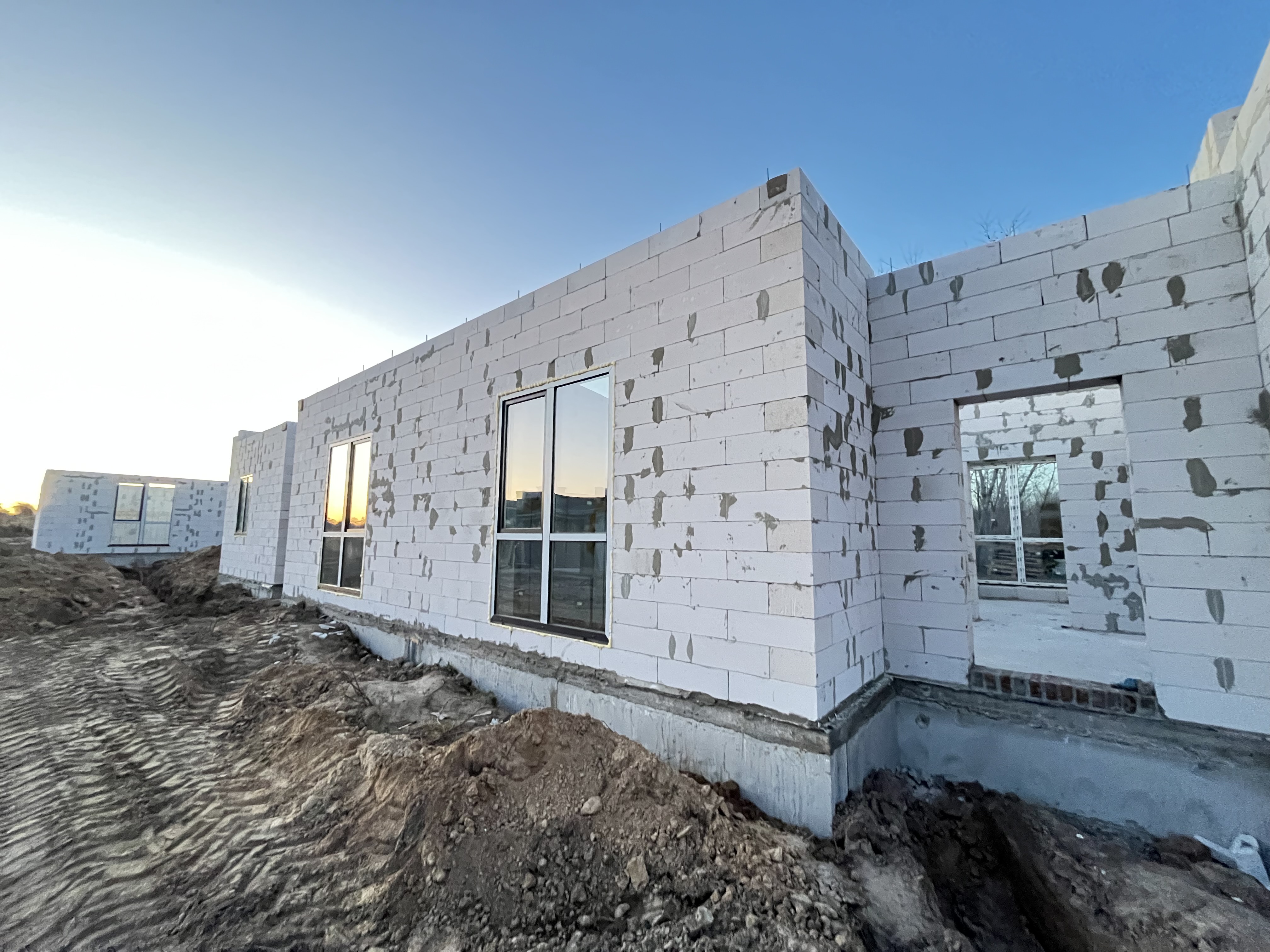 Будівництво дуплексів на Зоряній у Гостомелі активно триває — роботи йдуть за графіком!